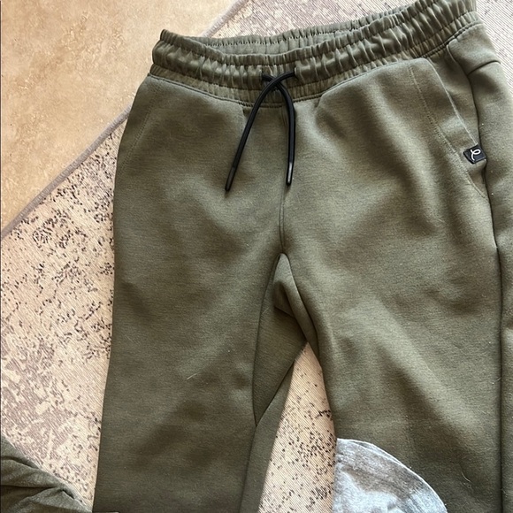 SIZE 8 Set, Jogger Pants and 2 Tees. - Picture 4 of 5